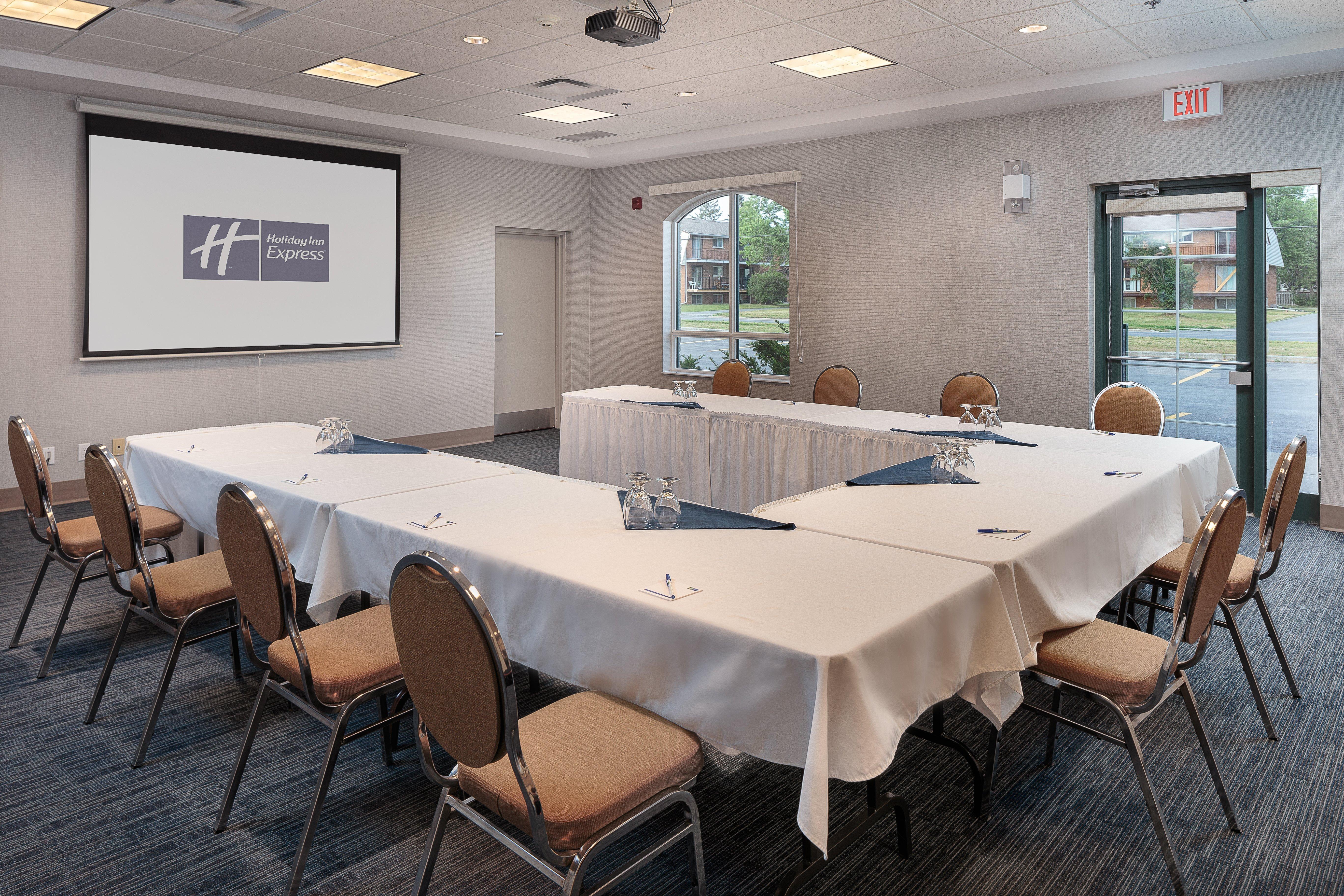 Holiday Inn Express & Suites - Belleville By Ihg Exteriér fotografie